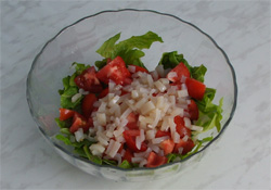 Салат с кальмарами, помидорами и перцем. 3