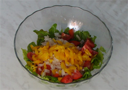 Салат с кальмарами, помидорами и перцем. 4