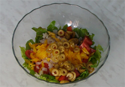 Салат с кальмарами, помидорами и перцем. 5