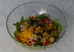 Салат с кальмарами, помидорами и перцем. 6