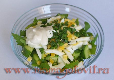 Весенний салат с огурцом, зеленым луком и яйцом