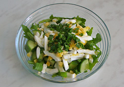 Весенний салат с огурцом, зеленым луком и яйцом