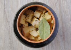 Свинина с картофелем в горшочках - кулинарный рецепт с фото.