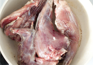 Кролик, тушеный в сметане - кулинарный рецепт с фото