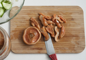 Салат с солеными грибами (рыжиками, груздями) - кулинарный рецепт с фото