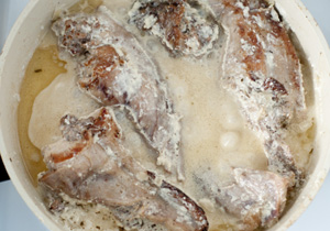 Кролик, тушеный в сметане - кулинарный рецепт с фото