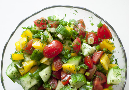 Овощной салат (из перца, помидора, огурца и зелени)